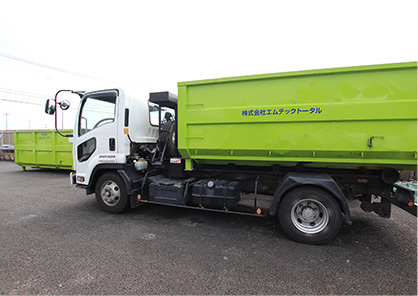 産業廃棄物収集運搬専用の車両が
                        充実しています。